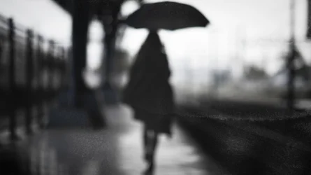 Figura solitaria bajo la lluvia