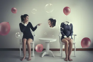 Mujer sin cabeza surrealista