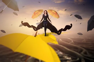 Un viaje surrealista con un paraguas