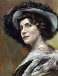 La comediante francesa Eve Lavalliere (1866-1929) como Miquette en la obra "Miquette et sa mere" de RobertdeFlers foto de Cheri Rousseau del periódico francés "Le Theatre" 11 de diciembre