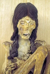 Cuerpo momificado de una joven