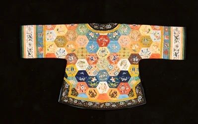 Un abrigo chino informal de patchwork, compuesto de hexágonos de sedas bordadas
