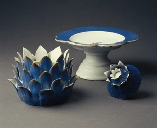 Una forma vegetal de sopera, tapa y tazza, período Jiaqing (1796-1820) c.1800
