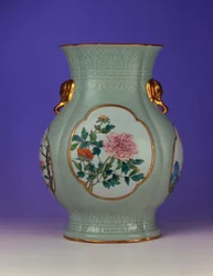 Un fino y muy raro jarrón de famille rose con fondo celadón con un esmalte dorado delineado de ciruelo y rosas, uno de los cuatro esmaltes que representan las "Flores de las Cuatro Estaciones", 1735-1795