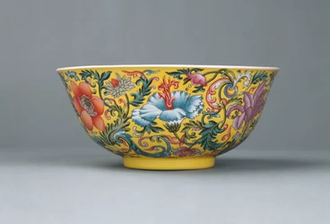 Cuenco de fondo amarillo de famille rose, 1821-1850