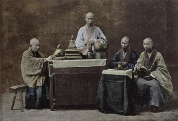 Un grupo de bonzos chinos; grabado e impreso por Gilot; 1896 por escuela china, (siglo XIX)