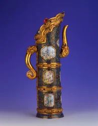 Un magnífico ewer imperial de oro, cloisonné y esmalte de Beijing, Duomuhu, grabado con la marca de cuatro caracteres de Qianlong y del período, Talleres del Palacio, 1736-1795