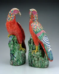 Un par de halcones de porcelana china pintados en esmaltes famille rose