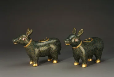 Un par de recipientes en forma de tapir de esmalte cloisonné