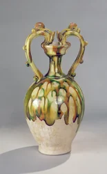 Ánfora con asas en forma de cabezas de dragón con un esmalte de tres colores, Dinastía Tang, 618-907