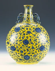 Un frasco lunar esmaltado en azul bajo vidriado y amarillo con un patrón de peonía y loto, c.1723-1735