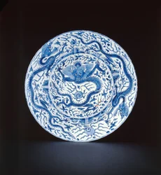Plato azul y blanco pintado con dragones, Wanli o Chongzheng, 1600-35