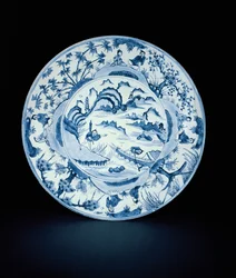 Plato azul y blanco pintado con pescadores en una escena de río, Tianqi o Chongzheng, 1620-30