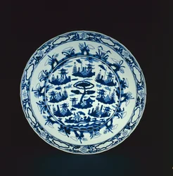 Plato azul y blanco pintado con islas rocosas y pabellones, Wanli o Tianqi, 1600-25
