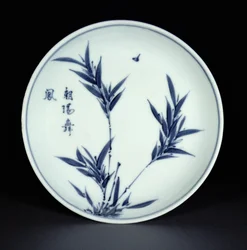 Plato de salsa kosometsuke azul y blanco pintado con bambú y caligrafía, marca y período Tianqi, 1621-27