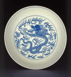 Plato de porcelana azul y blanca pintado con un dragón, marca y período de Qianlong, 1736-1795