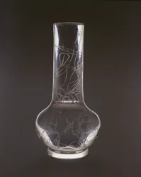 Botella grabada con bambú, plantas de hongo lingzhi y rocas, marca y período Qianlong, 1736-95
