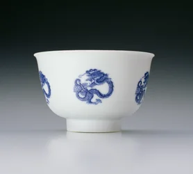 Cuenco, decorado con medallones de dragón, marca y periodo Kangxi 1662-1722