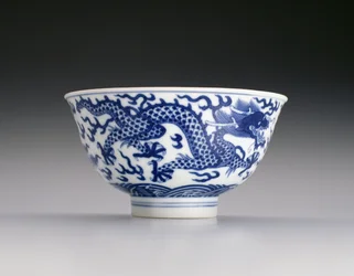 Cuenco con dragones y olas, marca y periodo Xianfeng 1851-61