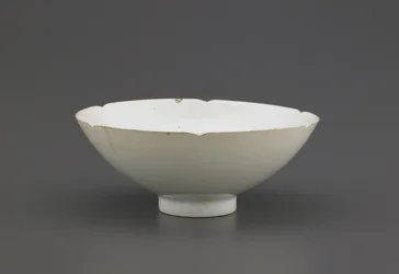Cuenco con borde dentado, Jingdezhen, provincia de Jiangzi, dinastía Song del Norte o Song del Sur