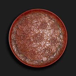Plato tallado con la marca de Xuande (1426-36) en la base, chino