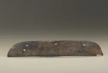 Implemento ceremonial; forma de hoja en forma de peine (serpentina)