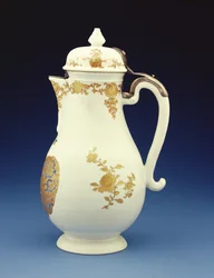Cafetera de forma Meissen decorada predominantemente en dorado con los brazos de Gustav Gabriel Loodh, periodo Qianlong (1736-95)