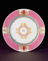 Plato de cena pintado en esmaltes Famille Rose con los brazos de los Grimaldi di Castro, periodo Yongzheng (1723-35) c.1735