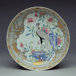 Plato pintado con un ave de cola larga, rocas y flores, período Yongzheng, 1725-35