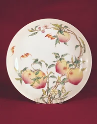 Plato famille rose decorado con un patrón de albaricoques, Dinastía Qing
