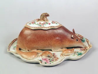 Salsera y tapa de famille rose modelada como una ardilla, período Chien Lung (1736-95) (cerámica)