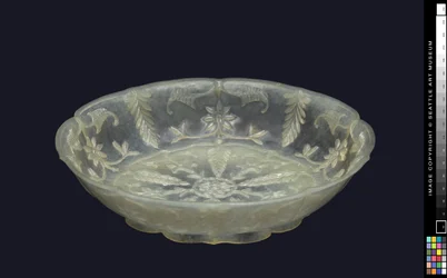 Plato de diseño floral, siglo XIX