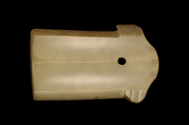 Fragmento de hacha daga (ge) dinastía Shang tardía a Zhou Occidental temprana, siglo XII-X a.C.