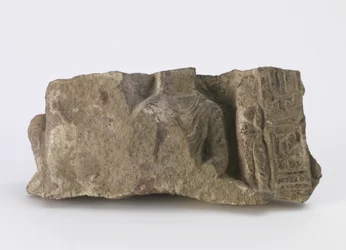 Fragmento, mostrando el torso de un Buda sentado, un Bodhisattva de pie y dos cartuchos en el frente, c.500