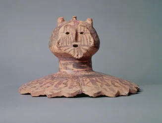 Tapa de una vasija Yangshao, posiblemente representando el rostro de un chamán, Periodo Yangshao, c.2500 a.C.