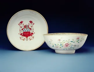 Par de cuencos decorados en esmaltes Famille Rose con los brazos de Joynes, periodo Yongzheng (1723-35)