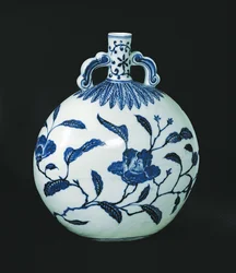 Calabaza azul y blanca de peregrinos con decoraciones florales, c.1403-24