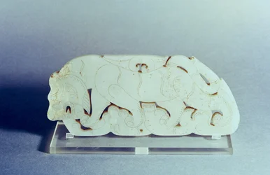 Placa en forma de tigre, Dinastía Han (206-220) (jade)