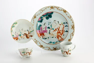 Plato, tazón de té, taza de café y platillo decorados con representaciones del Juicio de Paris