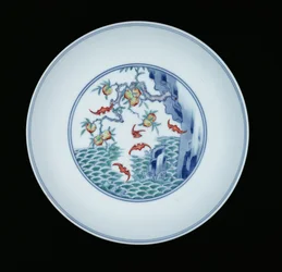 Plato de porcelana pintado en azul bajo vidriado y esmaltes ducai, 1723-1735