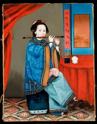Retrato de una dama de la corte sentada, con una túnica azul, tocando la flauta, con una pipa y una taza de té en una mesa a su lado, finales del siglo XIX