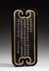 Pastilla de tinta rectangular con un poema imperial del emperador Chien-lung copiado por el oficial Peng Yuan-jui, marca y sello del taller familiar de Hu Kai-Wen, dinastía Ching, Hui-chou, Anhui