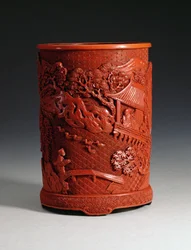 Pote de pincel rojo moldeado, que muestra al famoso calígrafo Wang Hsi-chih (c.307-365 d.C.) sentado en su retiro en el pabellón, mirando a los gansos en un estanque y un niño cruzando un puente, dinastía Ching, periodo Qianlong