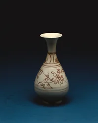 Botella con esmalte rojo por Yuhachan, Dinastía Yuan, siglo XIV