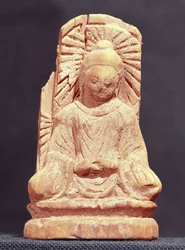 Buda sentado en meditación, de Tumshuq (Xinjiang) siglos IV-V (madera)
