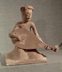 Músico sentado tocando un laúd, de la Tumba del General Chang Sheng, Anyang, Honan, Dinastía Sui, 595 d.C.