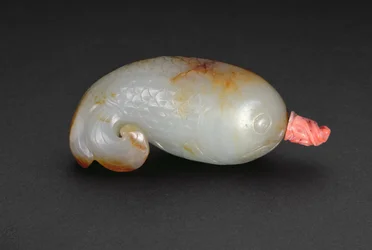 Frasco de rapé en forma de pez con cola trilobulada curvada (celadón y coral)