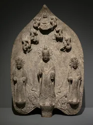 Estela votiva con una tríada budista. Norte de China, dinastía Wei Oriental