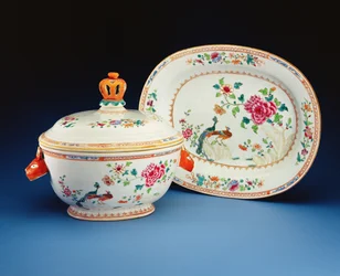 Sopera, tapa y soporte pintados con el motivo del pavo real doble, período Qianlong (1736-95)