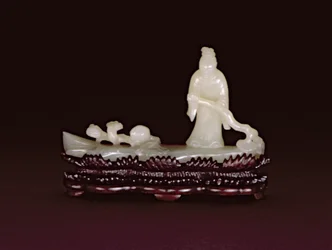 Zhang Qian de pie en una balsa de troncos dirigiéndose con una rama de lingzhi junto a una rama de lingzhi y un melocotón